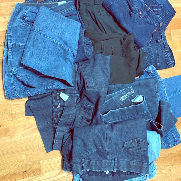 Lot of 14 petite jeans. - Picture 1 of 1